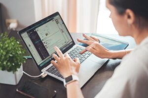 كيف تؤثر الأخبار الاقتصادية على أسعار العملات المشفرة؟